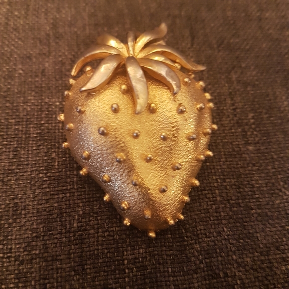 Vintage Jewelry - 🍓Vintage Gold Strawberry Brooch🍓